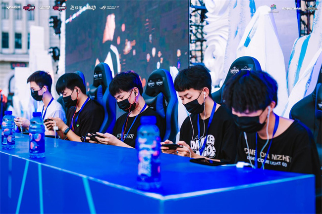 在激烈的对 在激烈的对